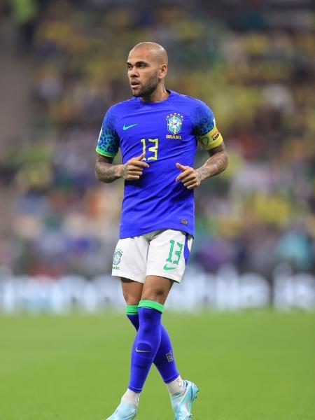 Daniel Alves foi o capitão da seleção brasileira na partida contra Camarões - Simon Stacpoole/Offside/Offside via Getty Images