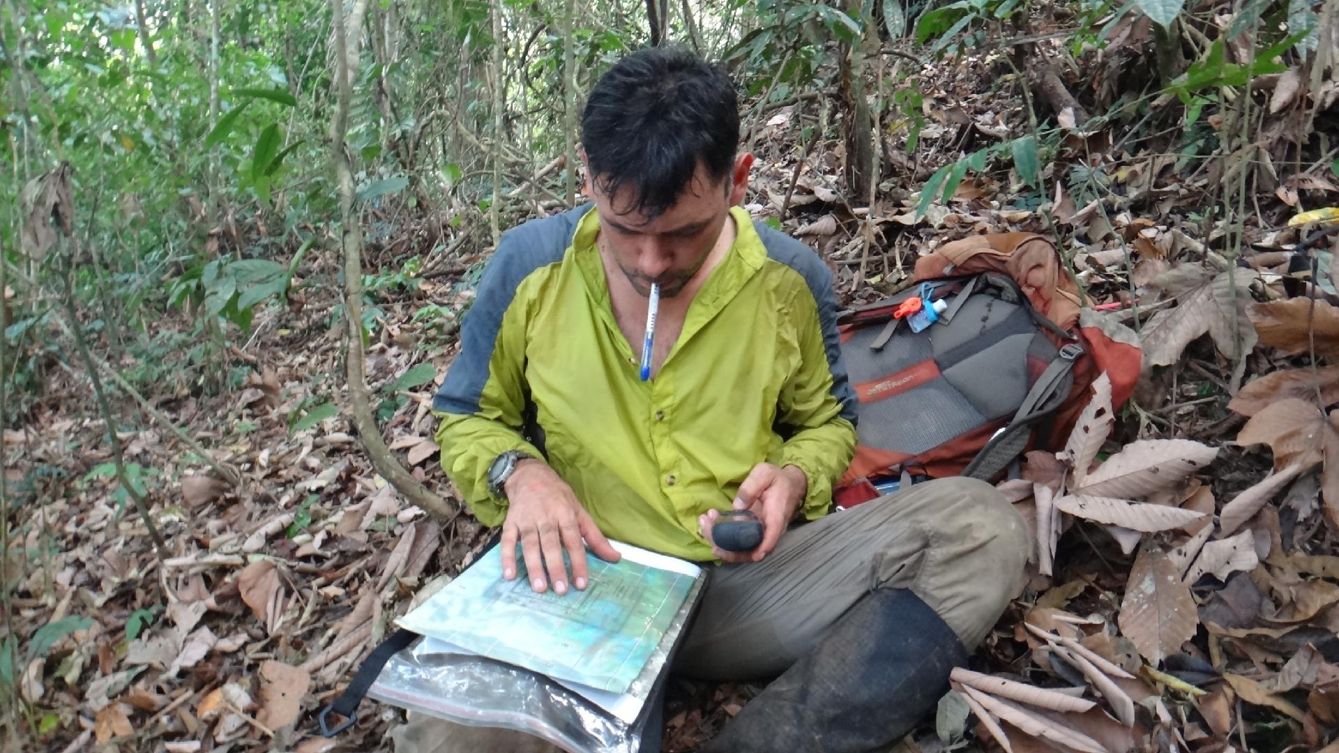 Rick Morales se localizando no Tapón del Darién - Rick Morales/Jungle Treks