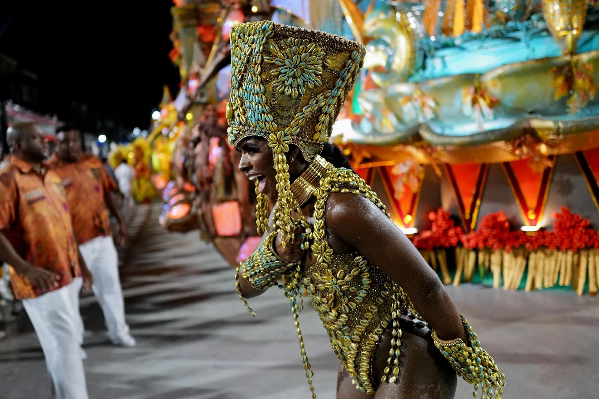 O desfile também contou com referências africanas e da igreja católica; a homenageada foi acusada de ser herege - Lucas Landau/ UOL