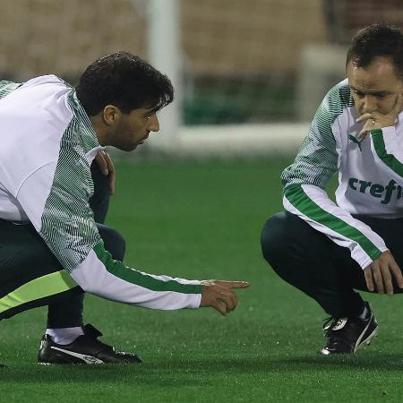 Abel Ferreira e Andrey Lopes, técnico e auxiliar do Palmeiras, respectivamente, em treino no Qatar, para o Mundial, nesta sexta (5)