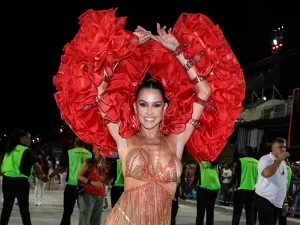 Deborah Secco assume falta de samba no pé: 'Tenho direito de me divertir' 