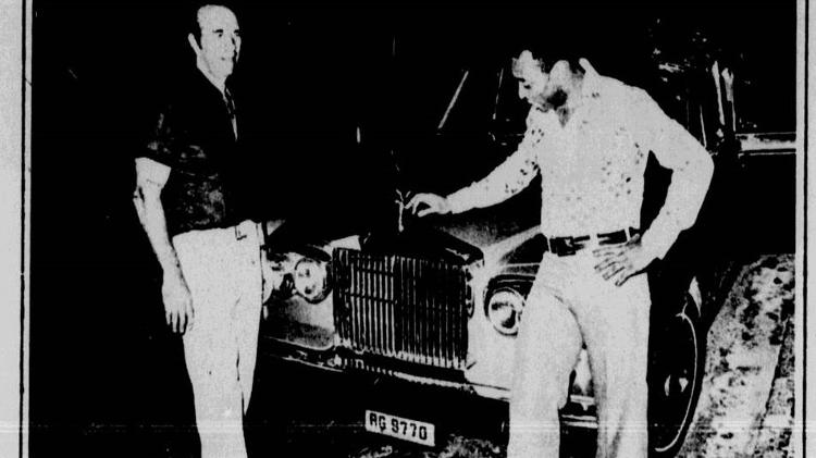 Unico no Brasil, Silver Shadow 1974 aparece atrás de Pelé e de Alfredo Saad, então dono do veículo 