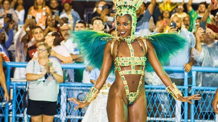 Há um ano, Iza desfilava como rainha de bateria da Imperatriz Leopoldinense na Sapucaí - Reprodução/Twitter - Reprodução/Twitter