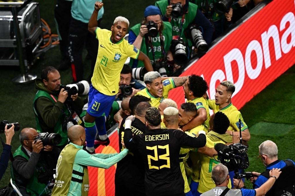 Jogadores da seleção vibram com gol de Neymar sobre a Croácia - ANNE-CHRISTINE POUJOULAT / AFP