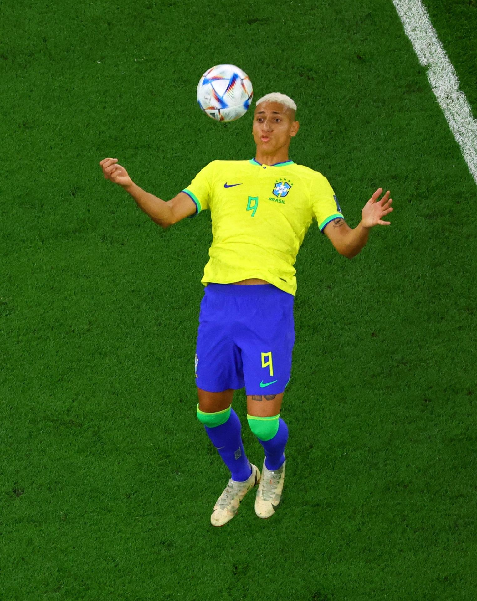 Richarlison mata a bola durante partida entre Brasil e Croácia na Copa - REUTERS/Fabrizio Bensch