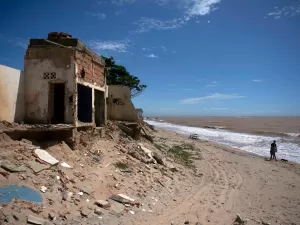 'Tudo corrói por baixo': a vida no distrito que vem sendo engolido pelo mar