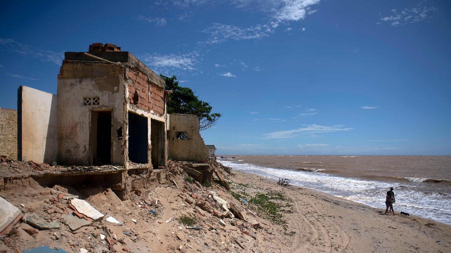 Ruínas de casa destruída na praia de Atafona - MAURO PIMENTEL/AFP