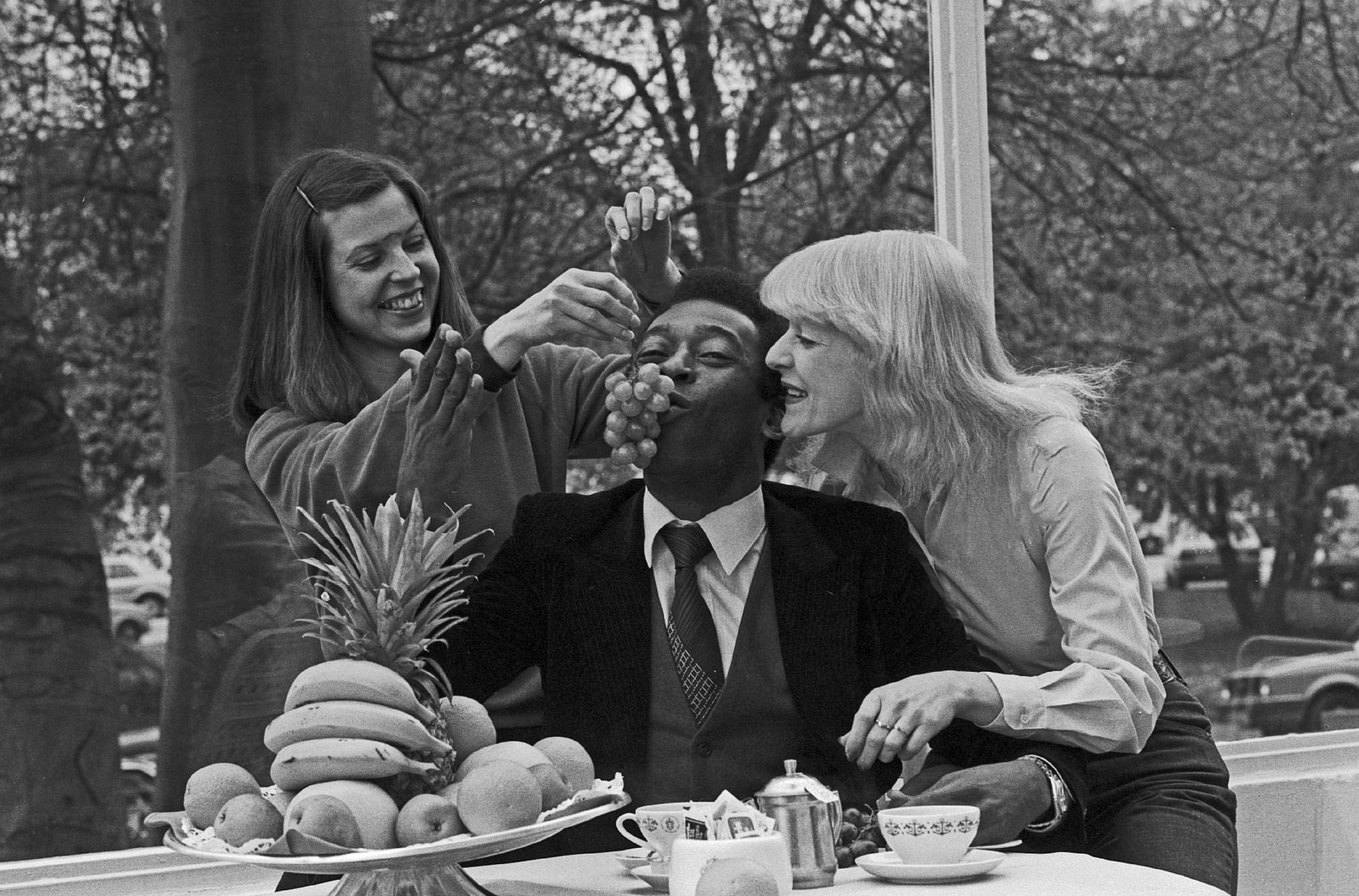 04.mai.1985 - Pelé fotografado enquanto tomava café da manhã em Hamburgo, na Alemanha. - Getty Images