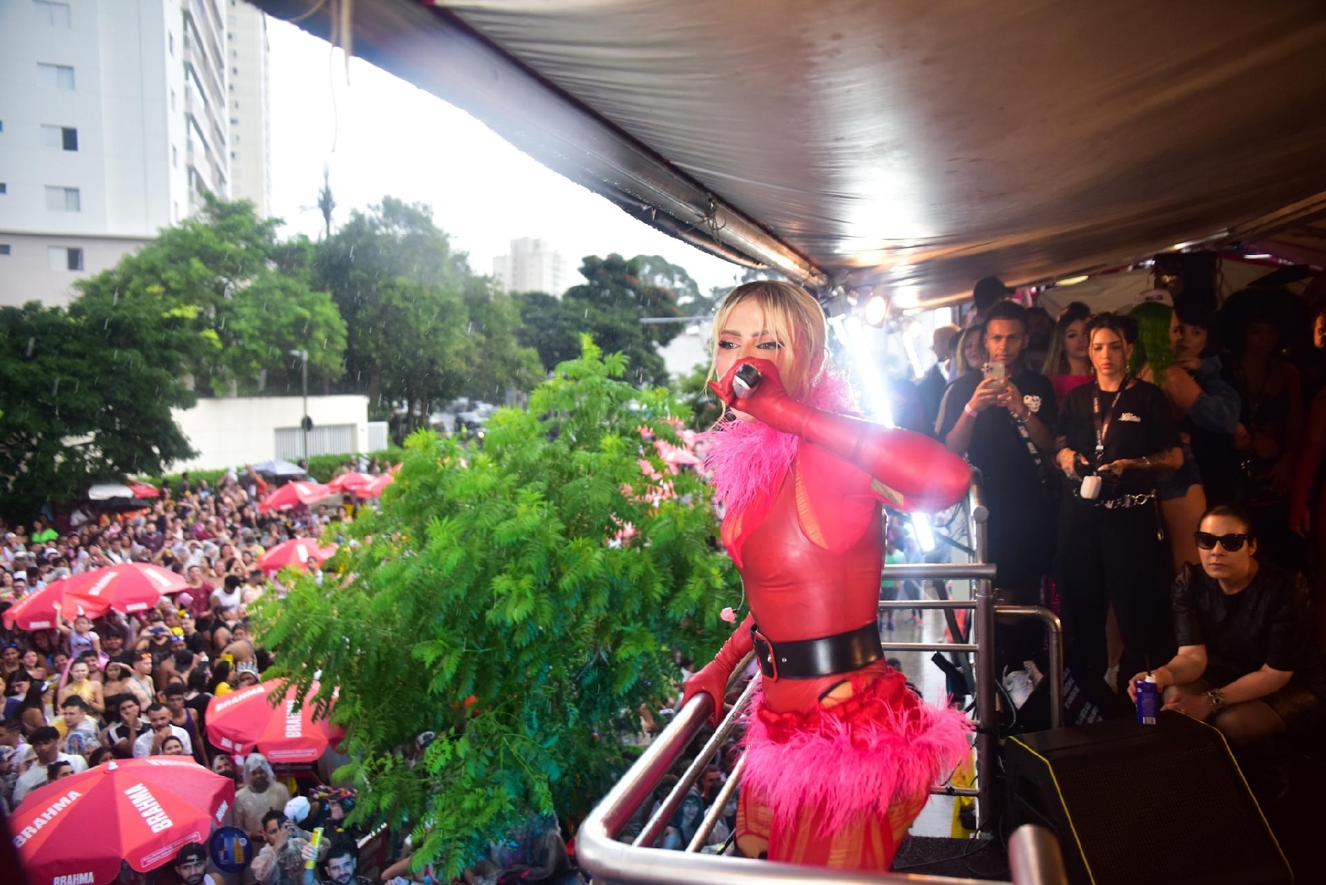 Luisa Sonza aproveita seu bloco 'Modo Surto' em SP - Leo Franco / AgNews