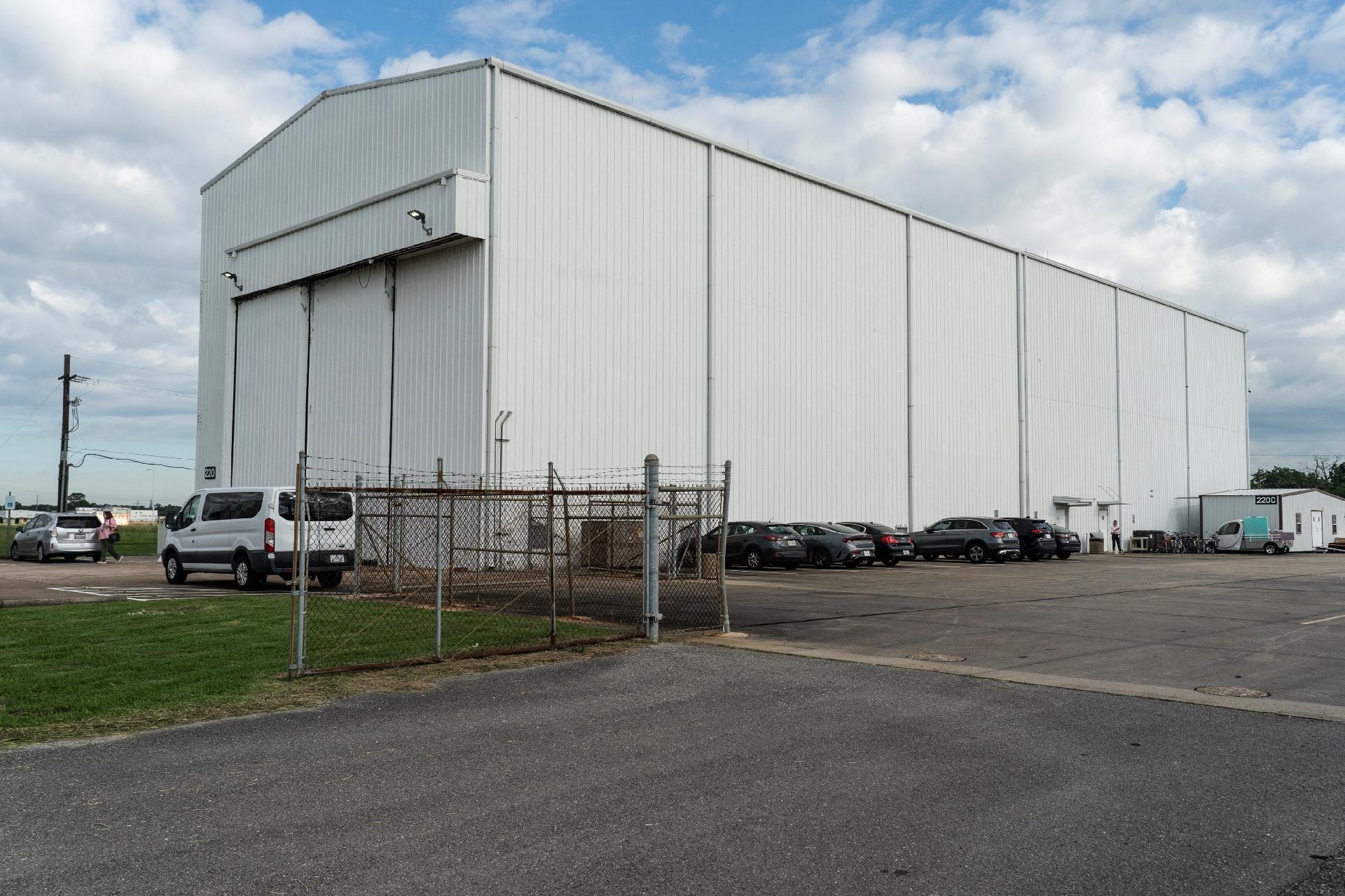 vista-exterior-do-predio-mars-dune-alpha-uma-simulacao-feita-pela-nasa-de-como-seria-um-habitat-para-humanos-em-marte-local-fica-no-centro-espacial-johnson-em-houston-no-texas-eua-1681305045868_v2_1920x1279 Voluntários da Nasa passarão 'perrengues' em habitat que simula Marte