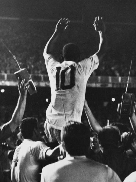 Pele é celebado após marcar seu milésimo gol, no Maracanã, em 1969 - Pictorial Parade