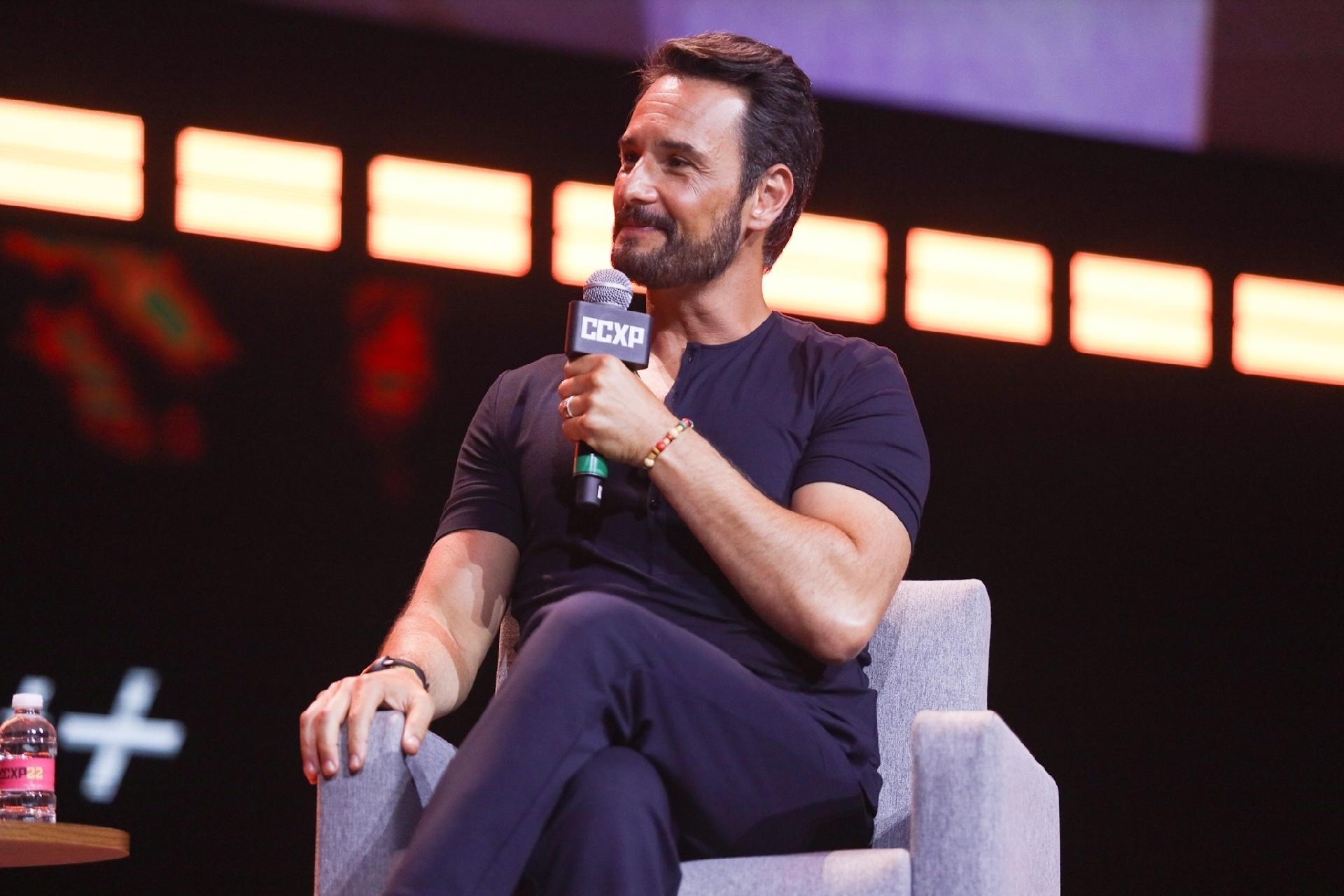 Rodrigo Santoro no painel da série 'Wolf Pack' na CCXP 22 - Lucas Ramos / Brazil News