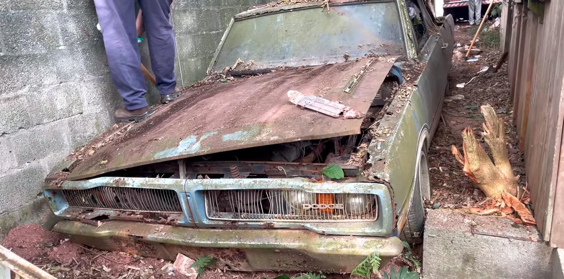 Dodge Charger R/T 1978 Ford Mustang Jaguar XJ12 L Badolato Casa Abandonada - Reprodução