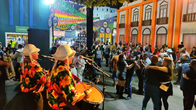 Trio pé de serra toca em palhoça no Parque do Povo, em Campina Grande