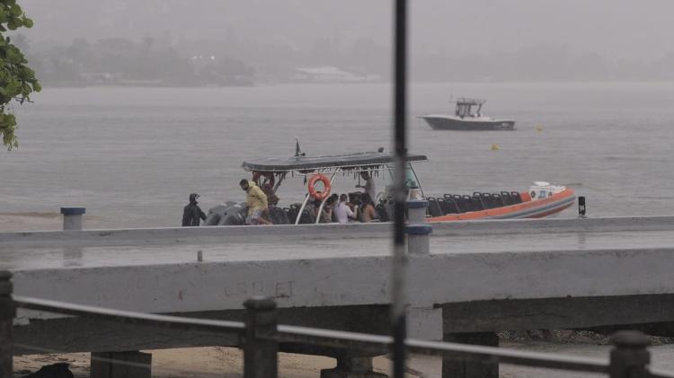 Aglomeração em barco em Ilhabela mesmo com fase vermelha - André Lucas/UOL - André Lucas/UOL