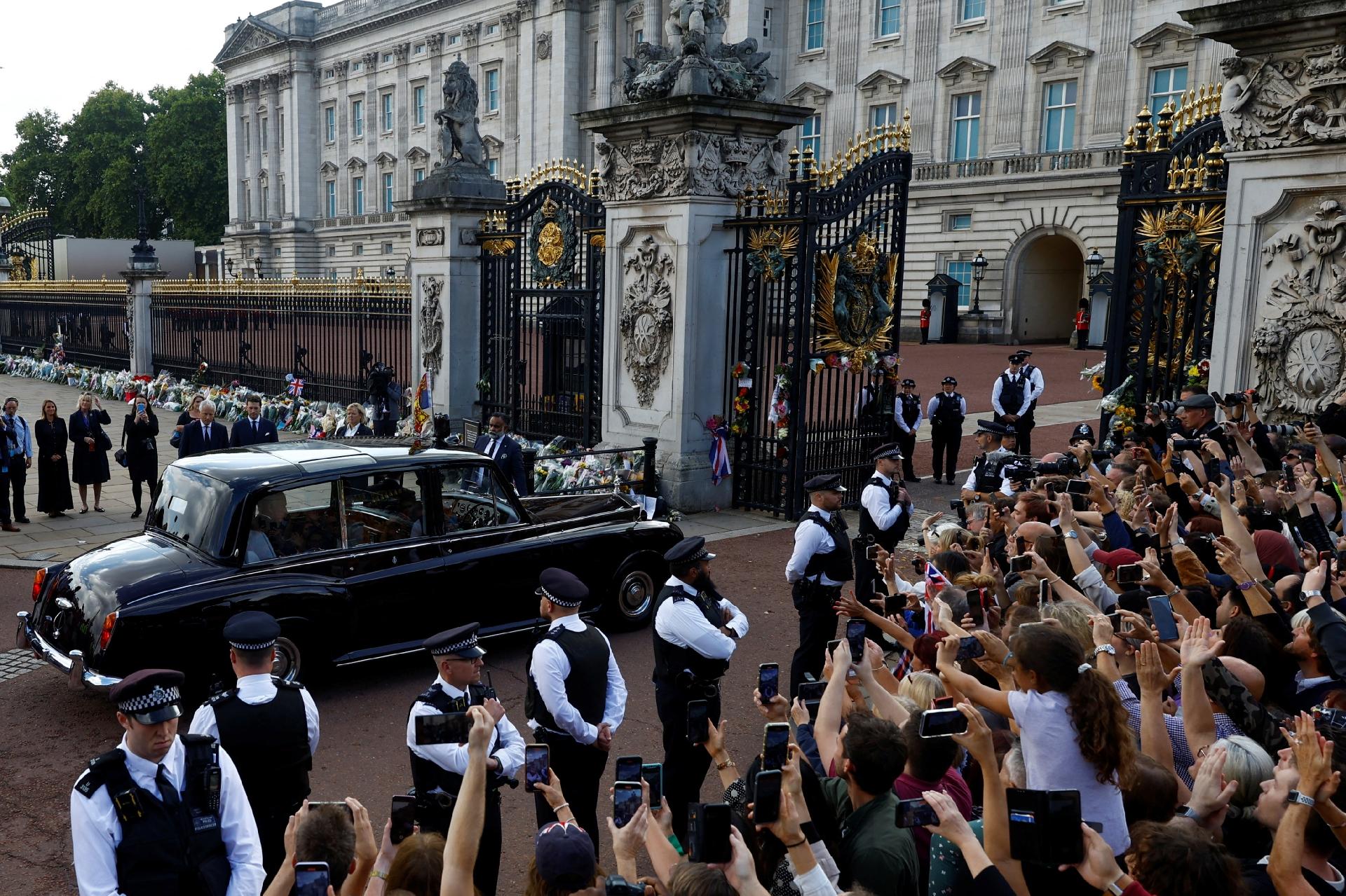Crowd waiting for Charles in front of Buckingham Palace - ANDREW BOYERS/REUTERS