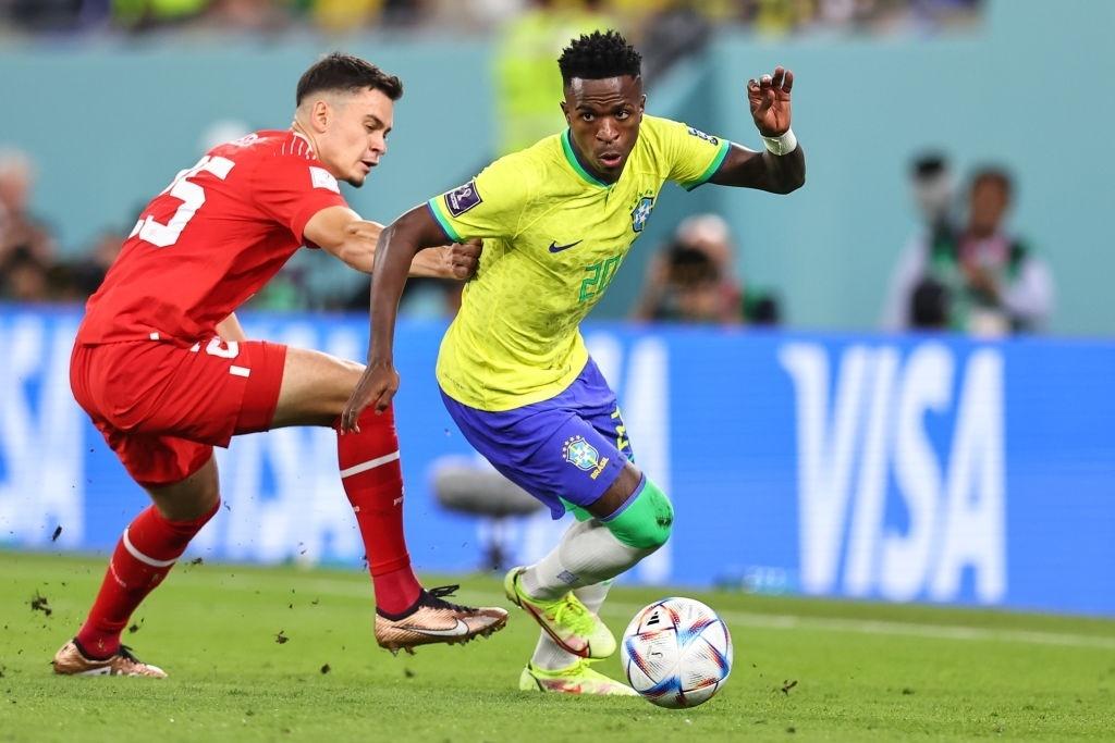 Vinicius Jr.  in possession of the ball during a match between Brazil and Switzerland - Robbie Jay Barratt - AMA/Getty Images