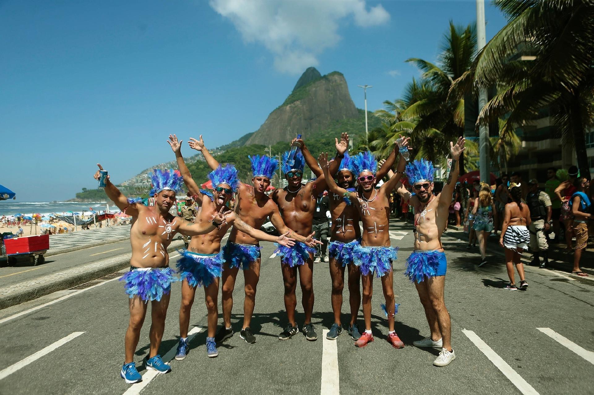 Esse grupo de amigos no Bloco Corre Atrás também se fantasiou igual - Jorge Willian/Riotur