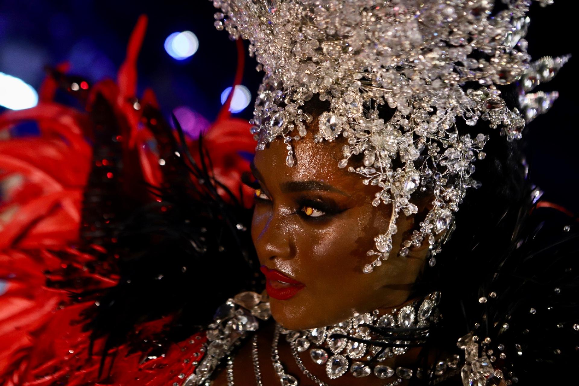 Erika Janusa assume o posto de rainha pela escola pela segunda vez consecutiva - Zô Guimarães/ UOL