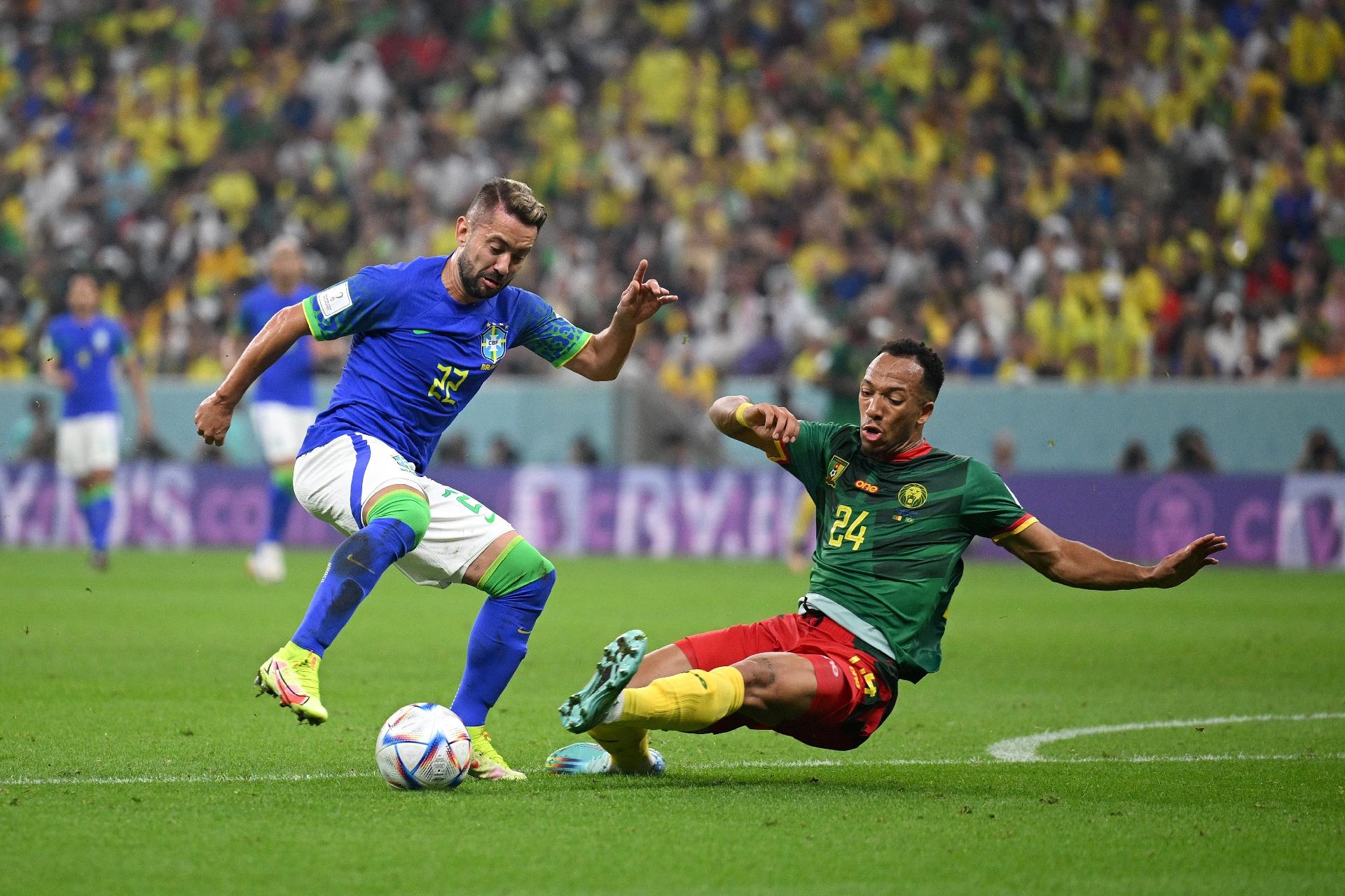 Enzo Ebosse scores Éverton Ribeiro in the match between Cameroon and Brazil - Matthias Hangst/Getty Images