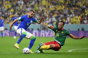Enzo Ebosse marca Éverton Ribeiro na partida entre Camarões e Brasil - Matthias Hangst/Getty Images