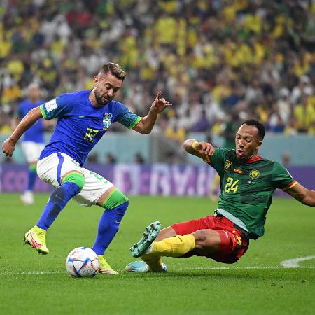 Enzo Ebosse marca Éverton Ribeiro na partida entre Camarões e Brasil - Matthias Hangst/Getty Images