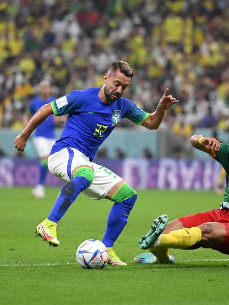 Enzo Ebosse marca Éverton Ribeiro na partida entre Camarões e Brasil - Matthias Hangst/Getty Images