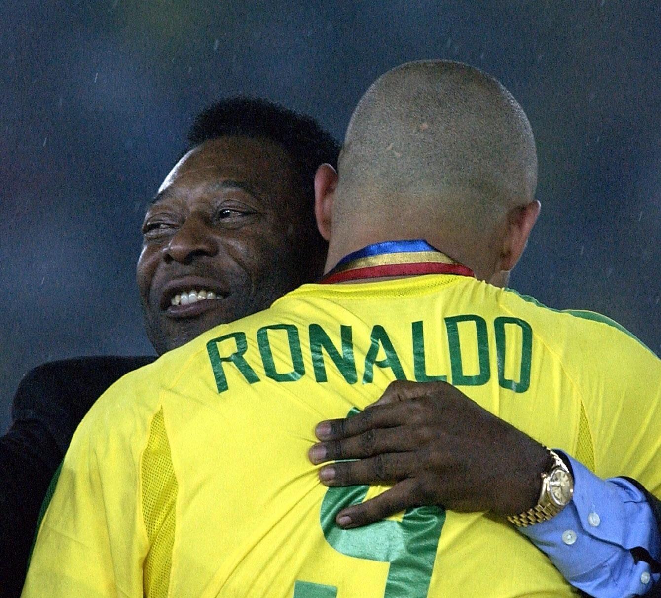 Pelé abraça Ronaldo após a final da Copa do Mundo de 2002, quando o Brasil derrotou a Alemanha por 2 a 0, e conquistou o pentacampeonato mundial, no estádio de Yokohama, no Japão. - Claudio Villa