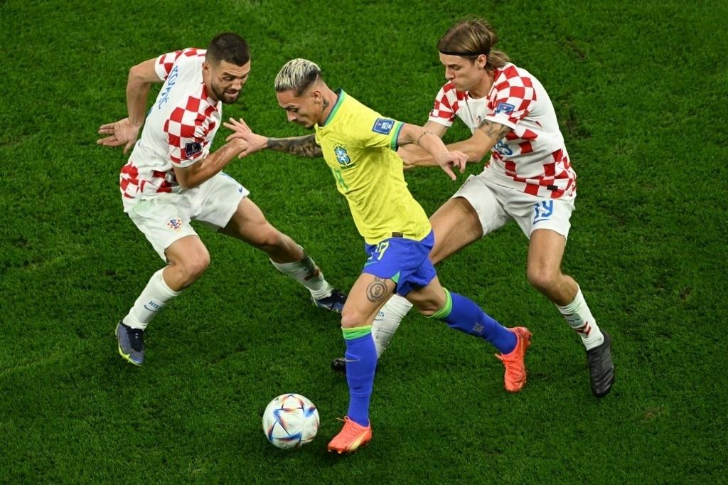 Antony duspita lance com jogadores croatas em jogo da Copa do Mundo - INA FASSBENDER / AFP