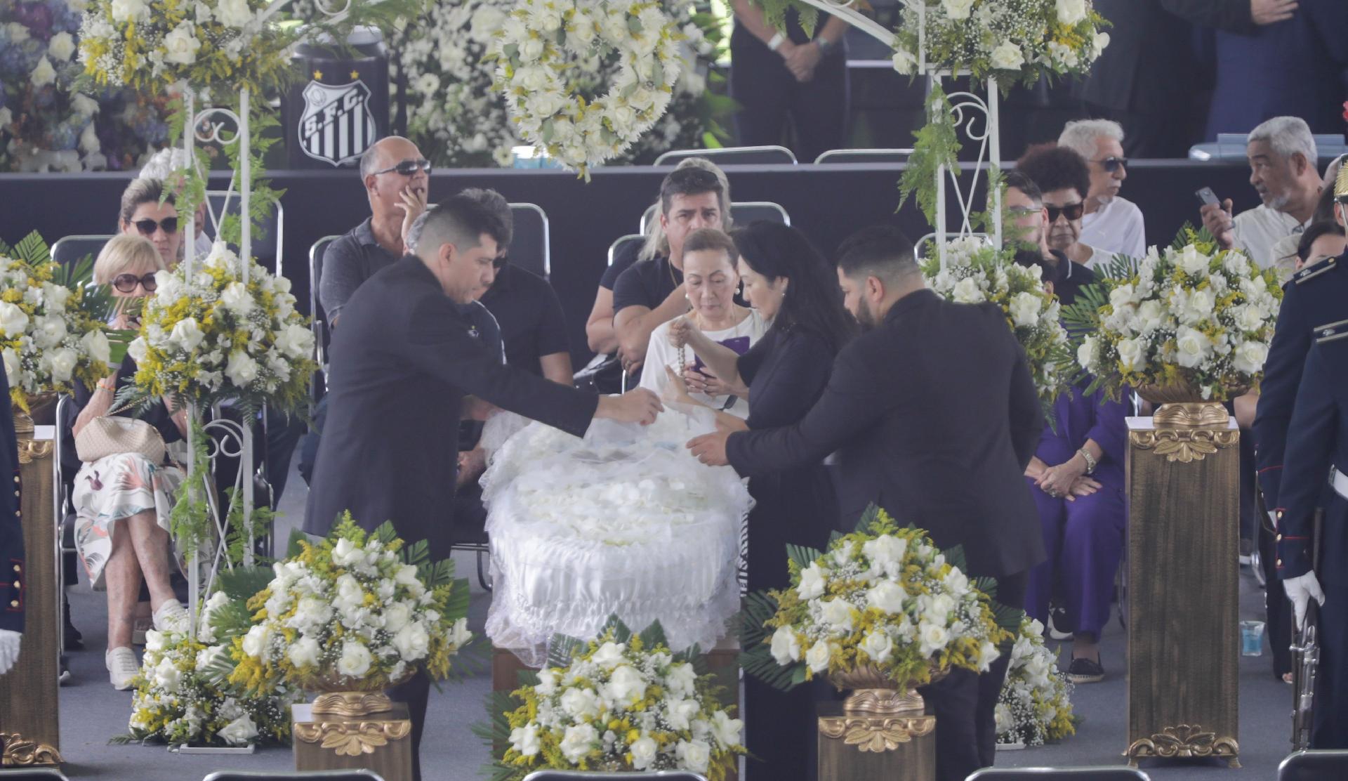 Marcia Aoki, Pele's widow, next to the coffin while waking up - Marcelo Justo / UOL
