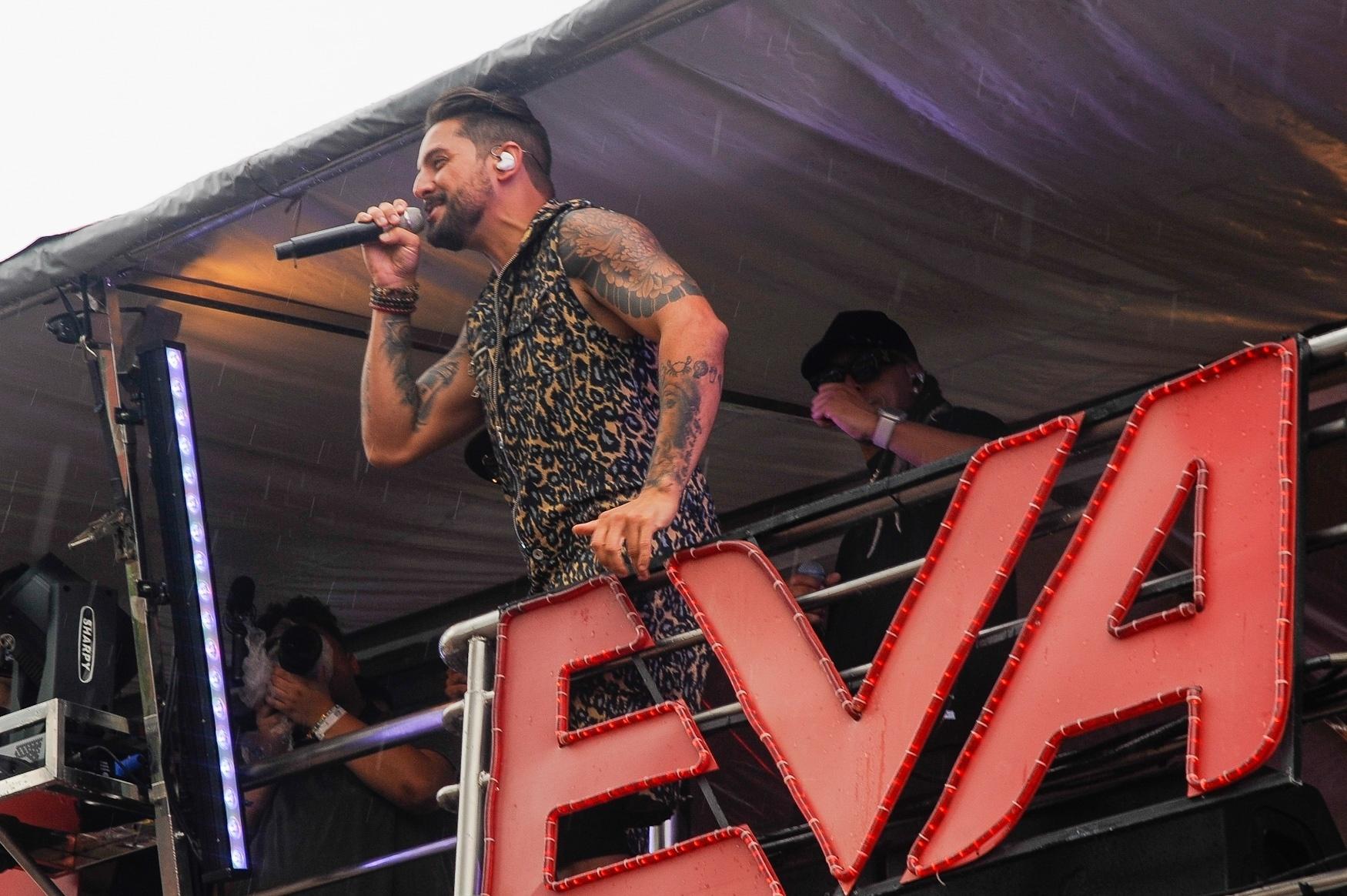 Eduardo Martins / Agnews - Emocionado o vocalista da Banda Eva Felipe Pessoni puxa o bloco Beleza Rara em São Paulo