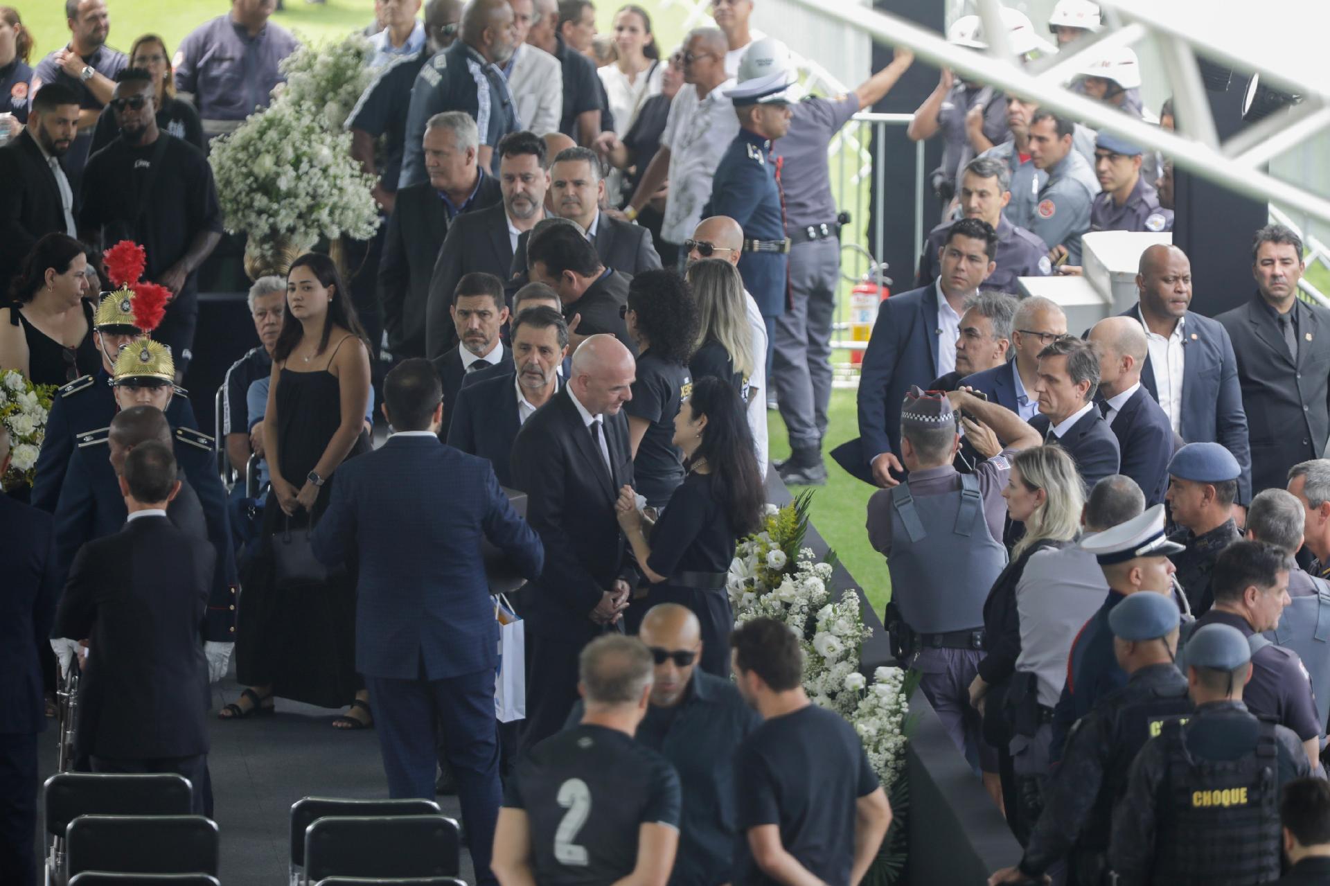 FIFA President Gianni Infantino speaks with Marcia Aoki, Pele's widow, near the King's coffin - Marcelo Justo/UOL