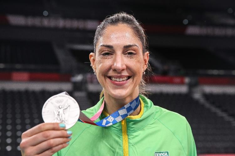 Carol Gattaz posa com a medalha de prata conquistada pelo vôlei feminino Carol Gattaz posa com a medalha de prata conquistada pelo vôlei feminino