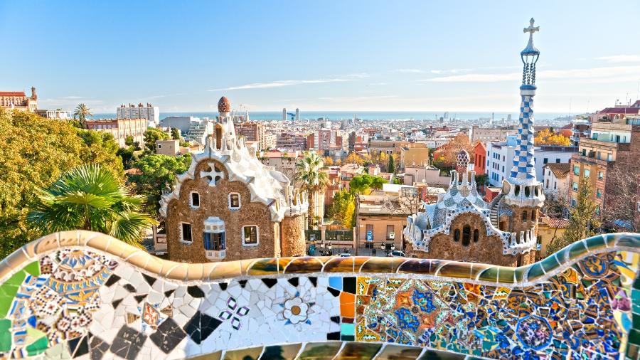 Parc Güell em Barcelona, na Espanha - MasterLu/Getty Images/iStockphoto