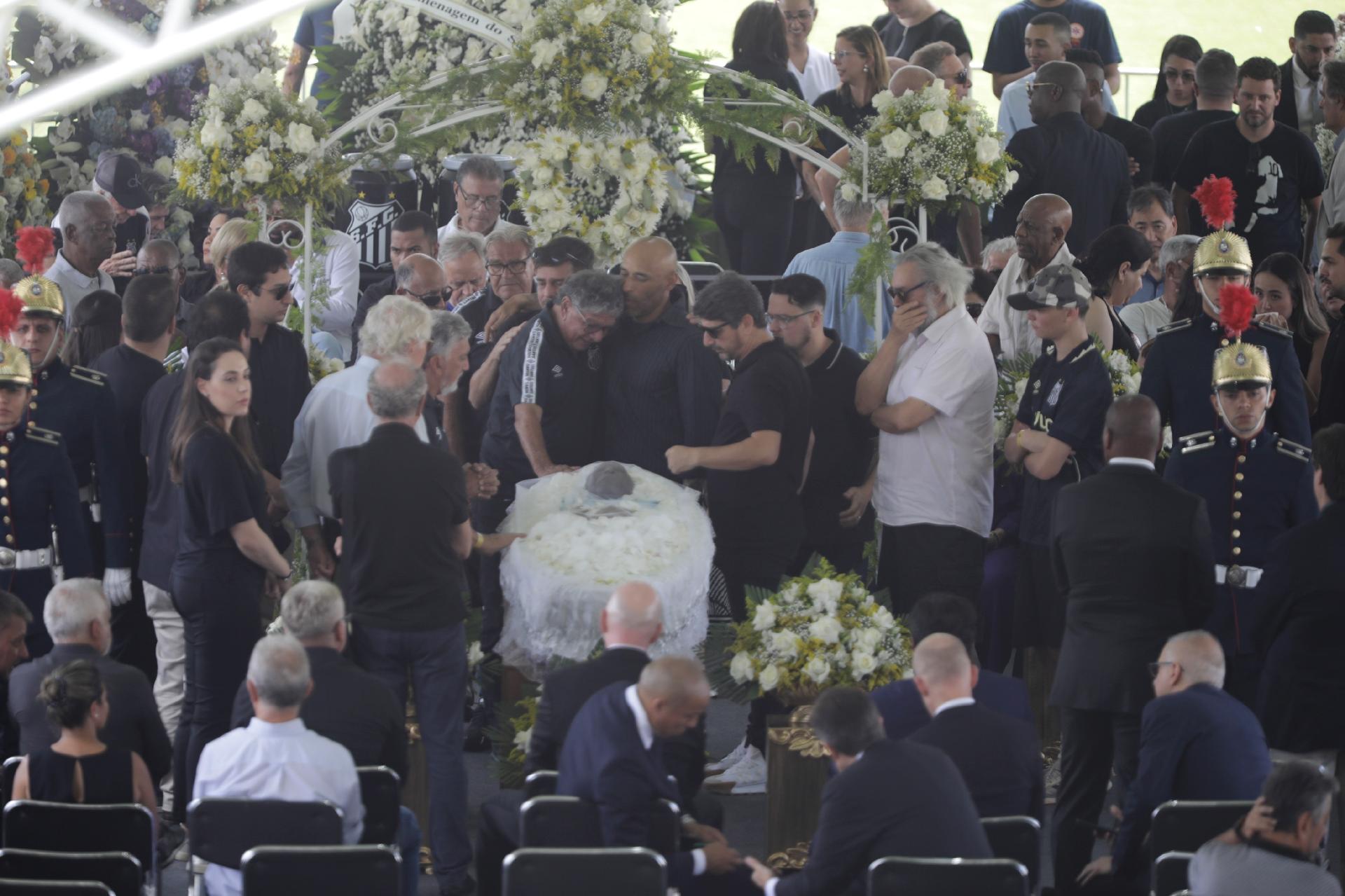 Manuel Maria weeps next to Edinho in front of Pele's coffin - Marcelo Justo/UOL