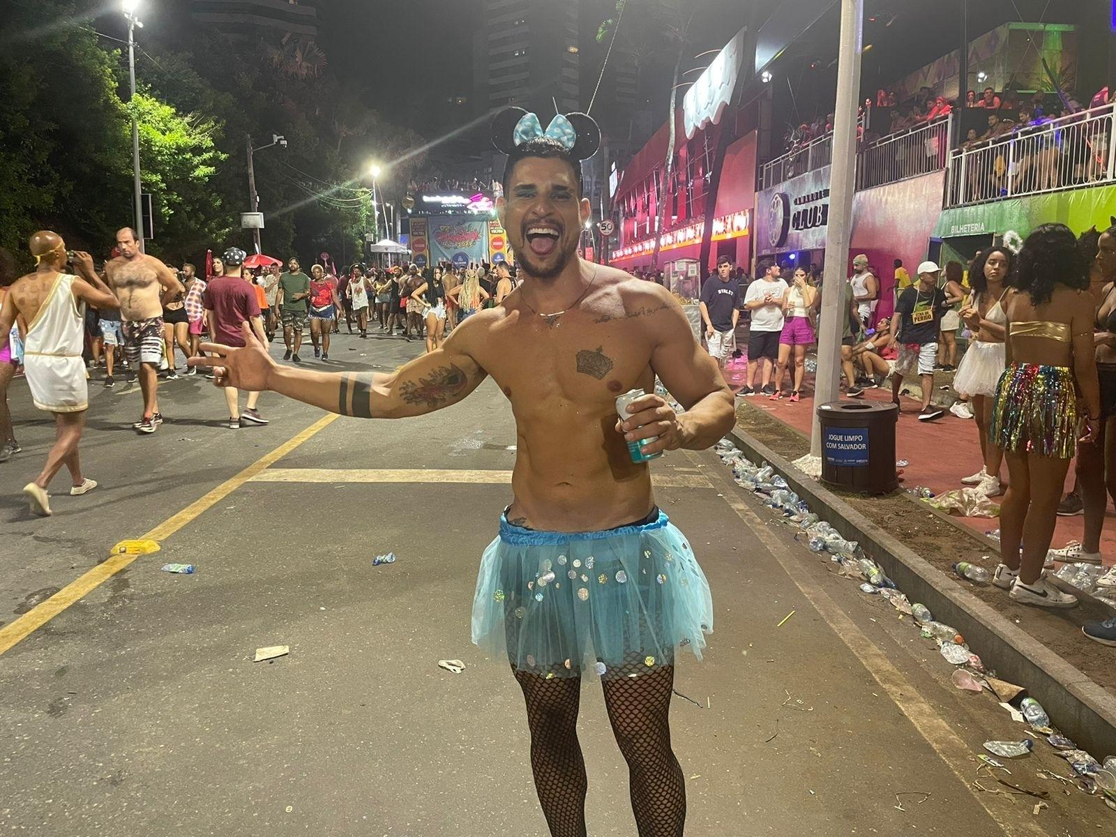 Júnior Maldyne escolheu fantasia em cima da hora e pagou R$ 30 pela saia - Lari Couto/UOL