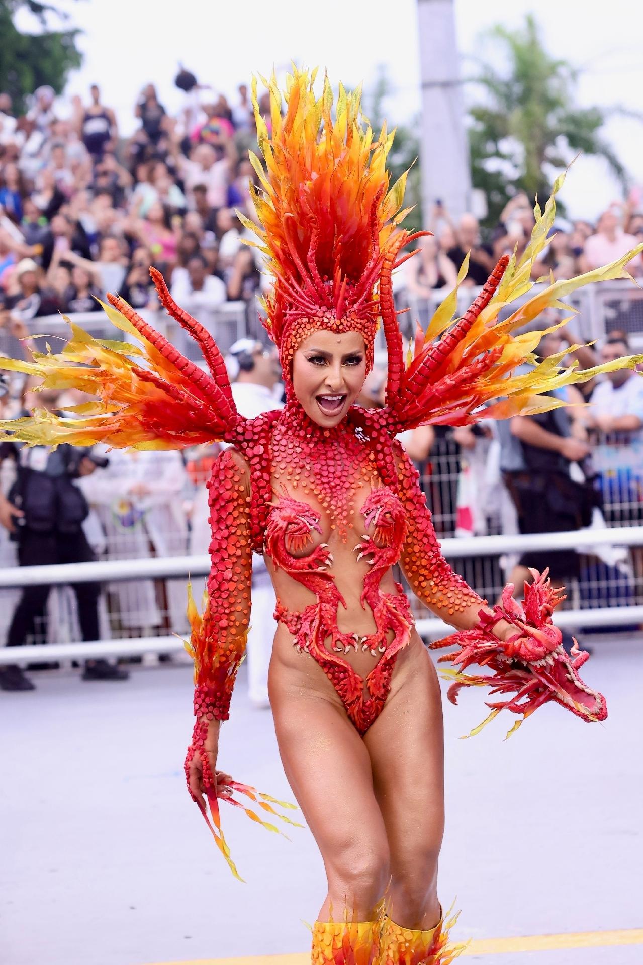 Sabrina usa fantasia de dragão - Manuela Scarpa/Brazil News