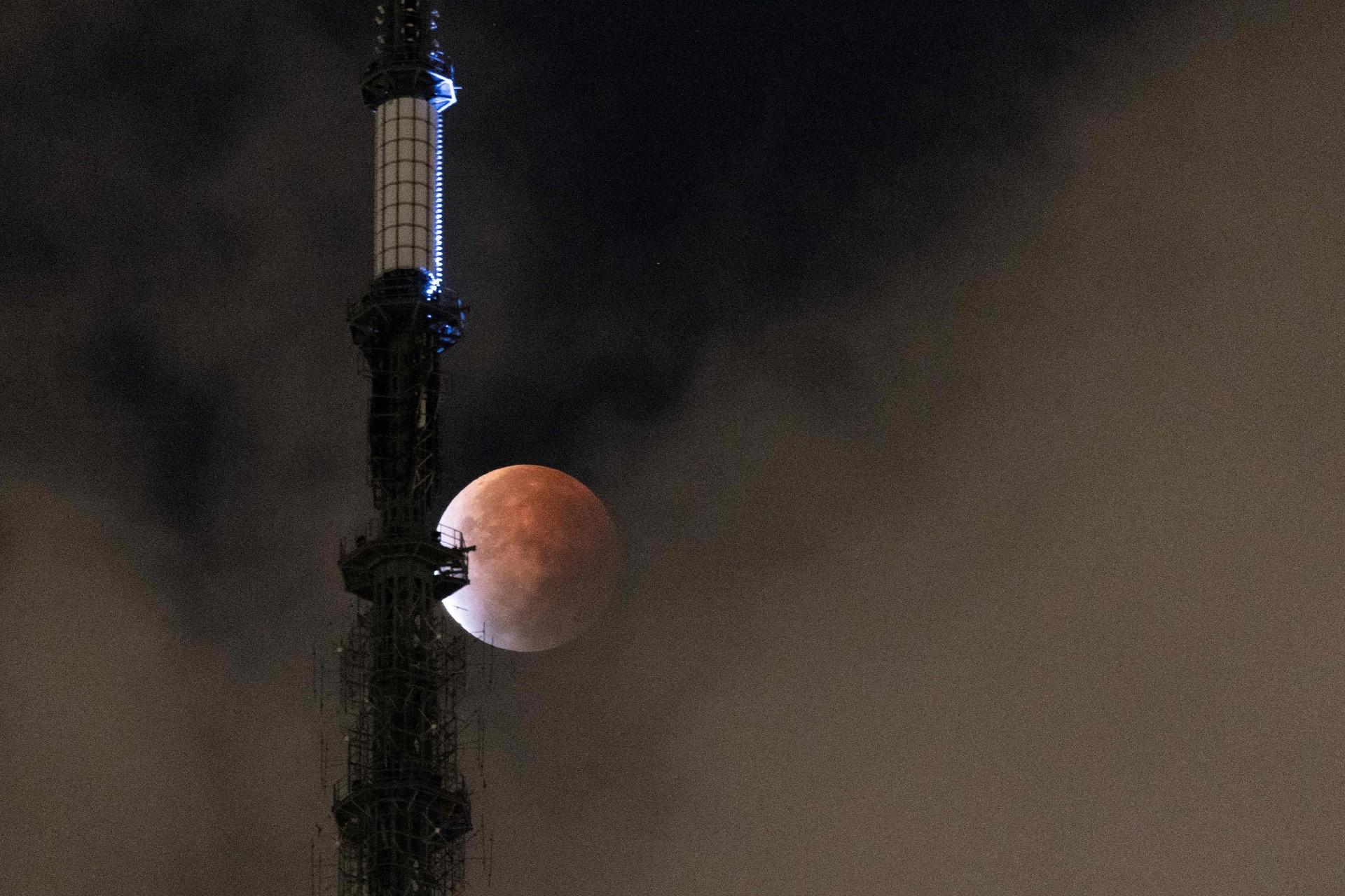 Observando un eclipse lunar desde detrás del One World Trade Center en Nueva York (EE. UU.) - Yuki IWAMURA / AFP