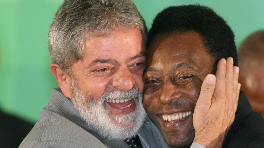 26.jun.2008 -- O presidente Luiz Inácio Lula da Silva abraça o ex-jogador Pelé durante cerimônia em que os campeões da Copa do Mundo de 1958, na Suécia, foram homenageados, no Palácio do Planalto, em Brasília (DF) - Sérgio Lima/Folhapress