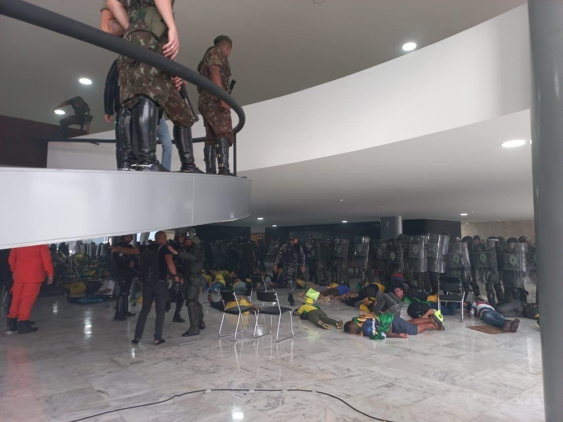 Terroristas rendidos pela polícia após destruição do Congresso e do STF - Reprodução