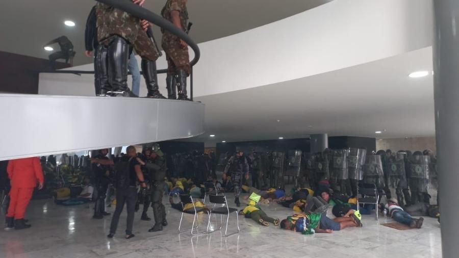 Terroristas rendidos pela polícia após depredarem o Congresso e o STF - Reprodução