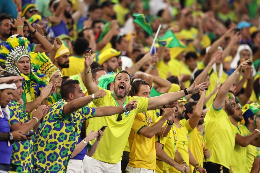 Brazilian fans sing during the match between Brazil and Switzerland for the World Cup in Qatar - Maddie Meyer - FIFA / Collaborator