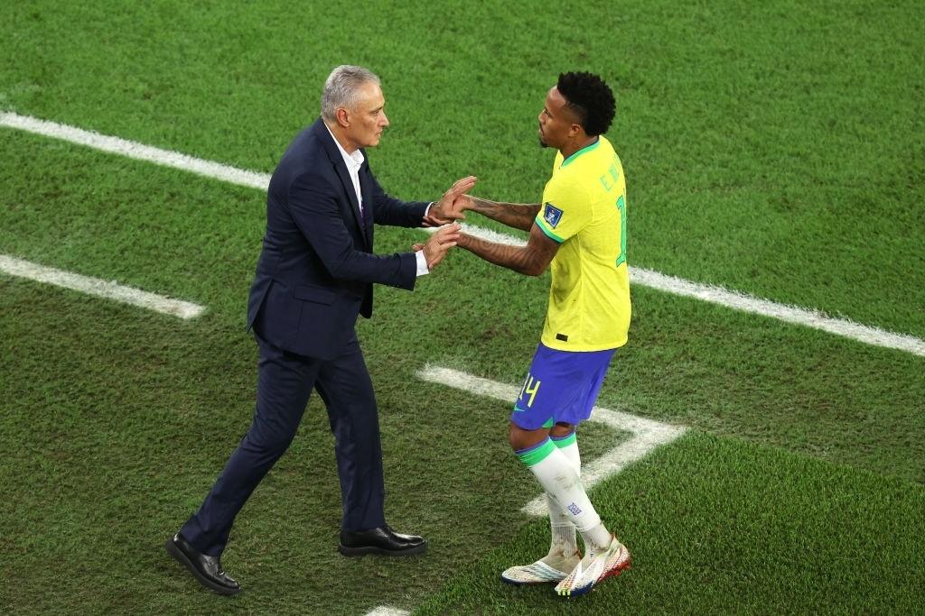 Eder Militão is welcomed by Tite, after being replaced by Daniel Alves - Alex Pantling/Getty Images