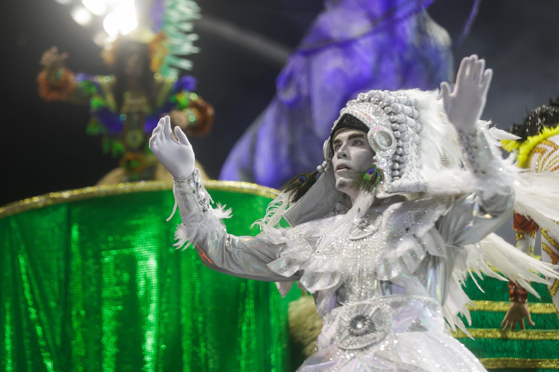 Corvo batalhou com indígena na comissão de frente da Barroca Zona Sul - Ricardo Matsukawa/UOL