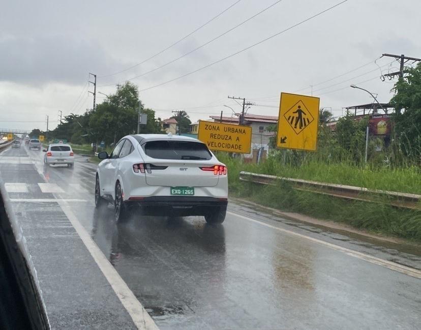 Previsto para o Brasil, o elétrico Ford Mustang Mach E também esteve entre os carros flagrados circulando pela Bahia - Jadson Souza