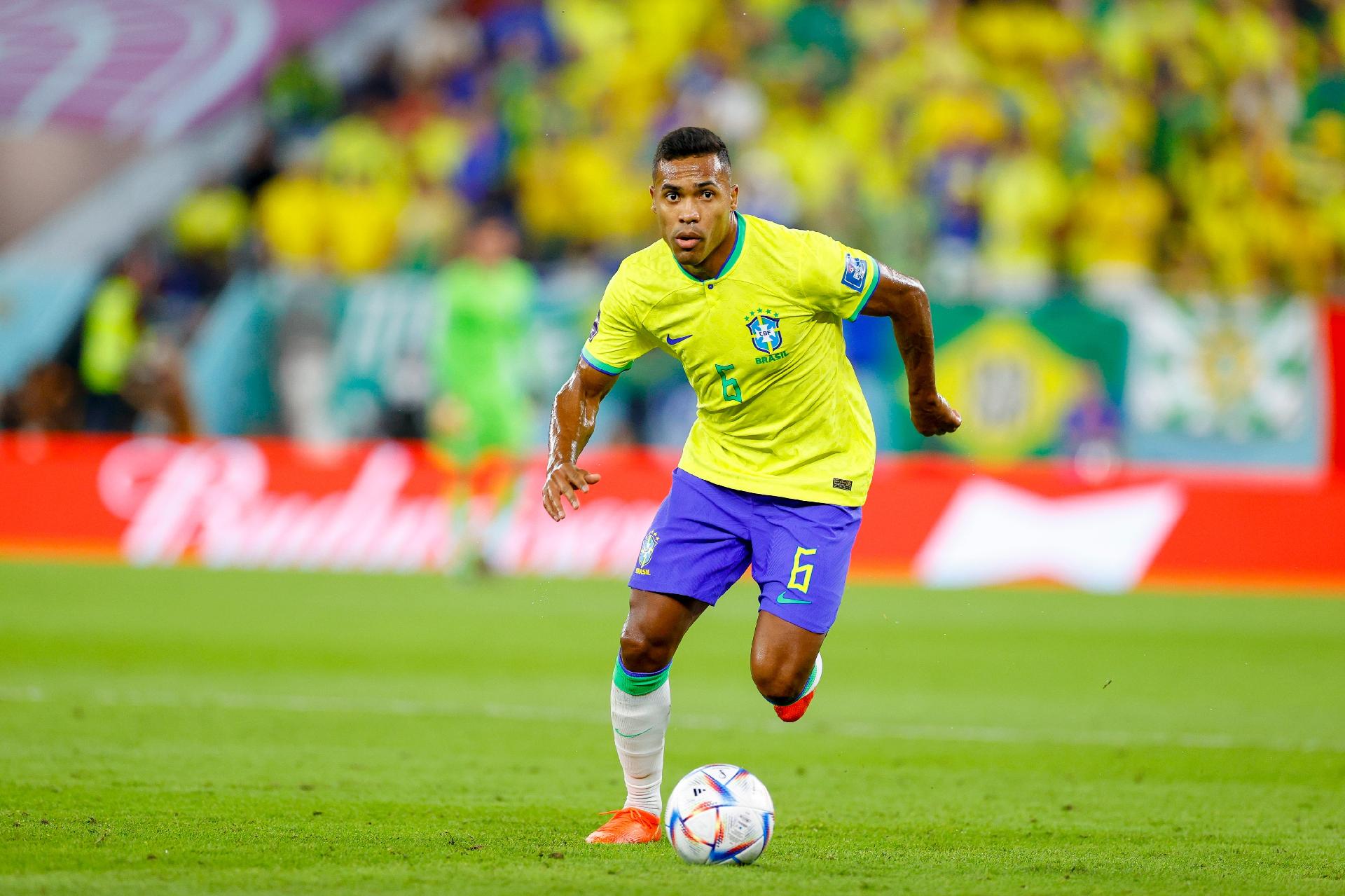 Alex Sandro in action for the Brazilian national team against Switzerland at the Qatar World Cup - DeFodi Images / Collaborator