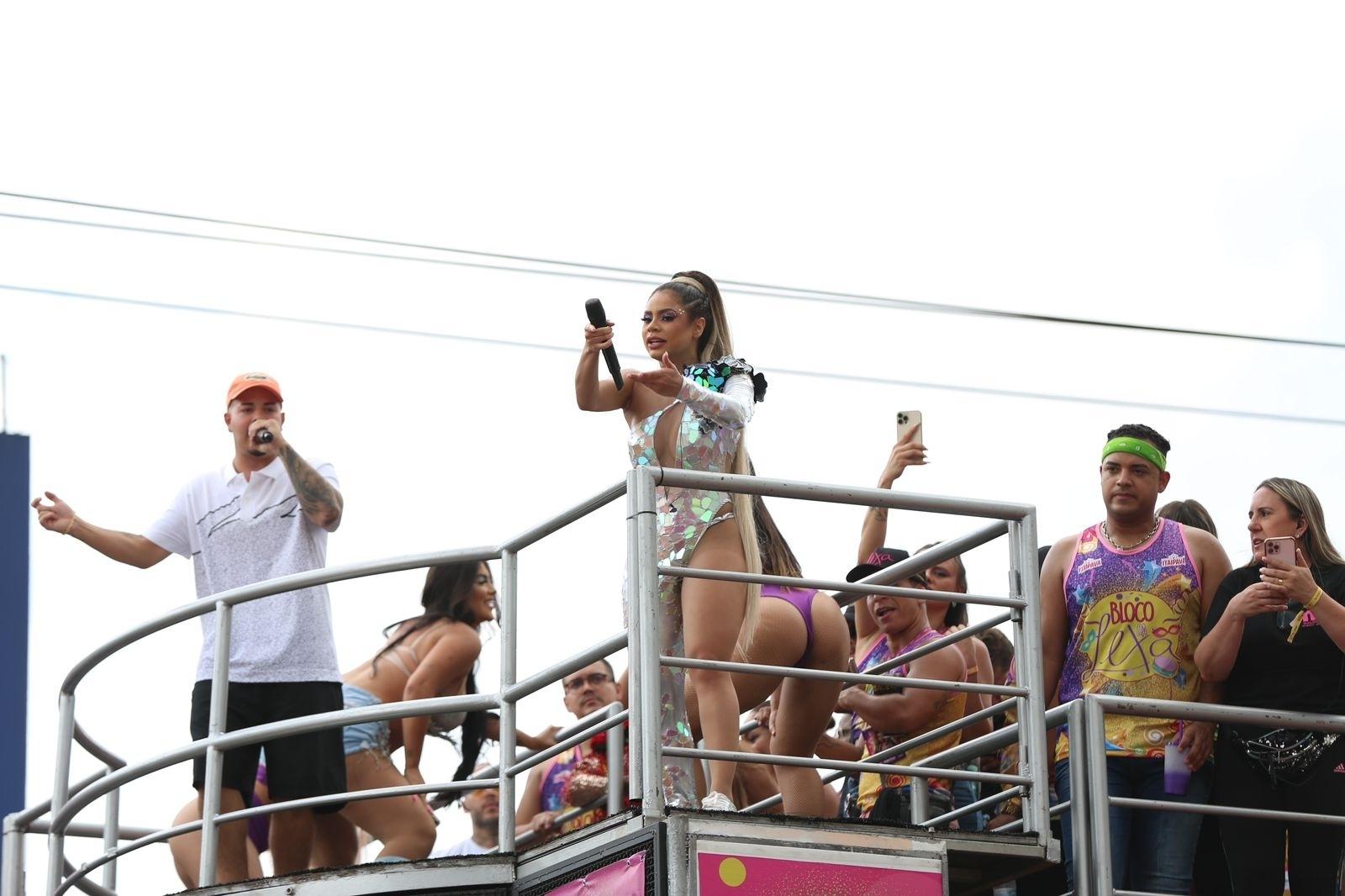 Lexa canta em seu bloco junto de convidados, em SP - Denilson Santos / AgNews