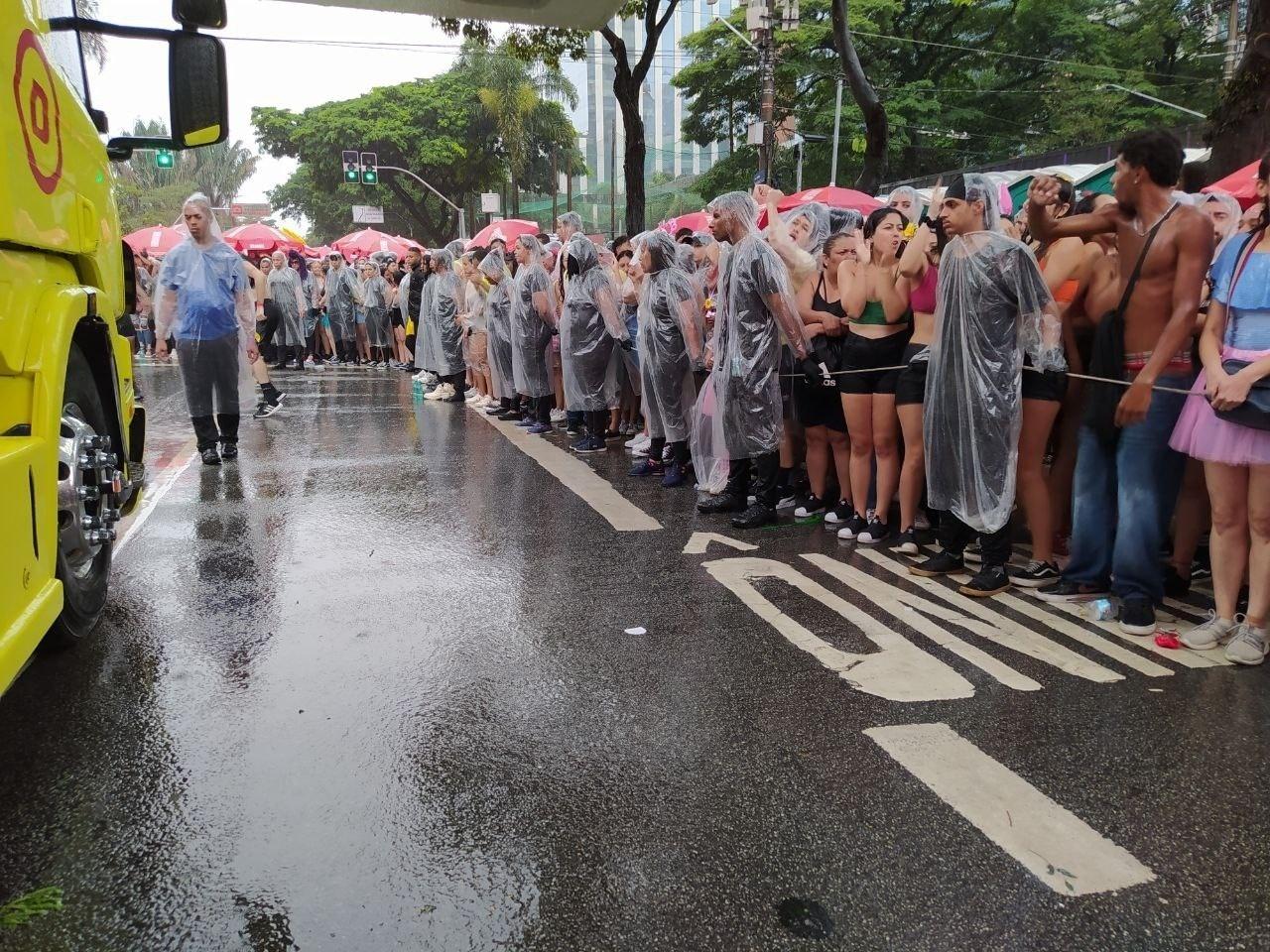 Chove no Bloco das Gloriosas, da Glória Groove, em Pinheiros. O desfile tá uma hora atrasado -  Ricardo Pedro Cruz/UOL