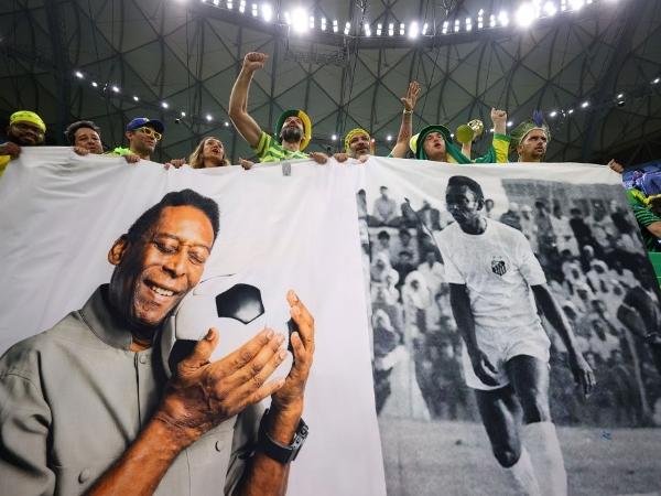 Torcedores do Brasil homenageiam Pelé antes da partida conta Camarões na Copa - Richard Heathcote/Getty Images