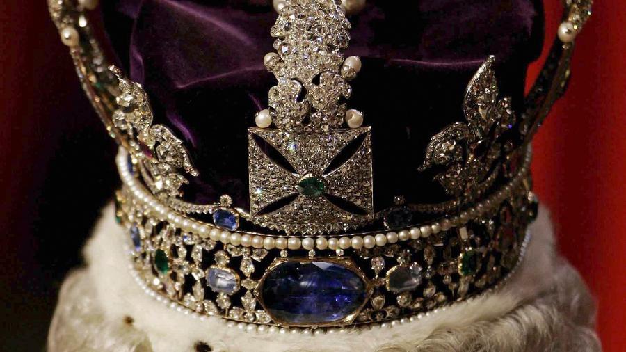 Detalhe da coroa da Rainha Elizabeth 2ª em evento em 2004 - Getty Images